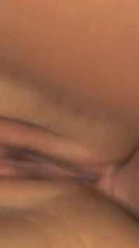 喜欢性爱的年轻黑发喜欢像荡妇一样被操