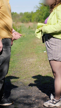 Masturbazione e sperma sulle gambe di lei. Pubblicamente.