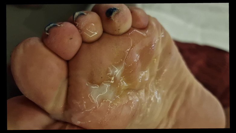 Blondie2307: Sexy Stepmom with Wet Feet