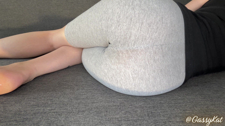 GassyKat: 레깅스 방귀 POV - 얼굴에 똑바로 폭발한 악취