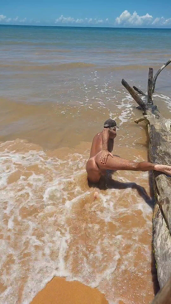 Ladysilvas: Naken Ladysilva på stranden visar upp sin garvade heta röv...