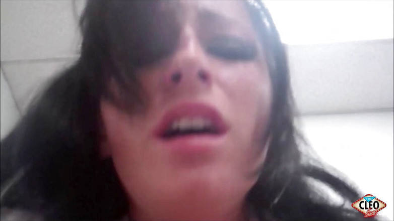 Cleo: Cleo je sexy studentka, která kouří ptáka ve vězení !!