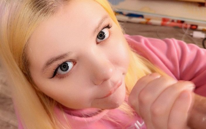 AurelliaCreampie: Очаровательная студентка ласкает член взрослого мужчины