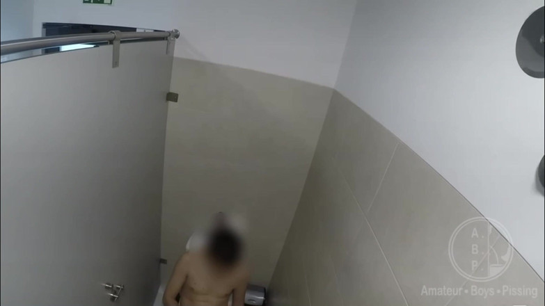 AmateurBoysPissing: Ragazzo Sorpreso a Masturbarsi Il Suo Cazzo Non Circonciso Nell'spogliatoio...