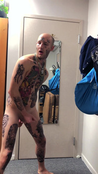 Tatted Twink हस्तमैथुन एकल