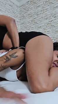 Headscissor Battle on the White Bed - Fit Latina Squeezes Her Rival with Her Strong Legs