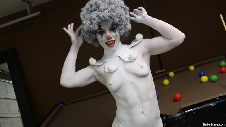 Babe Stare: Tia is naakt en geschilderd als clown