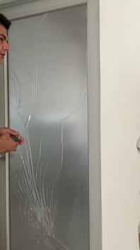 Angajez un constructor sexy pentru a repara o ușă spartă în casa mea, dar mi-a plăcut atât de mult încât am ajuns bogat.,