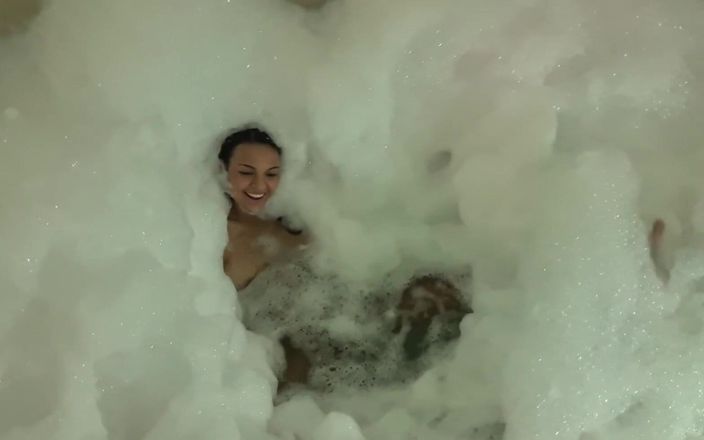 I am Freya Stude: Les bulles ne sont pas les seules choses qui éclatent ! Fais...
