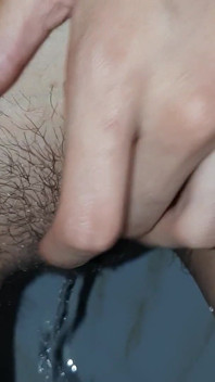 Je fais pipi, je me masturbe et je jouis en même temps dans les toilettes publiques