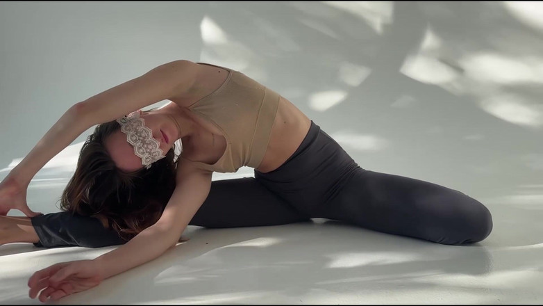 Skinny_lady69: Stretching Goddess in Tight Leggings and Mask