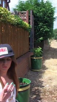 Chessie Kay mostra le sue tette naturali e piscia sull'erba lungo l'inas (per essere felice)