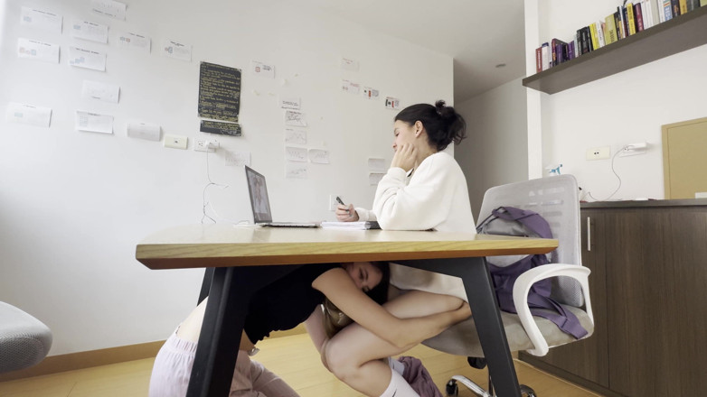 scarlettandc: Deux filles se touchent pendant un appel vidéo sans que...