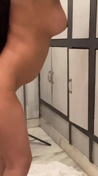 変態仕立て屋は私の体のすべてのインチを測定し、私をとても激しく犯しました