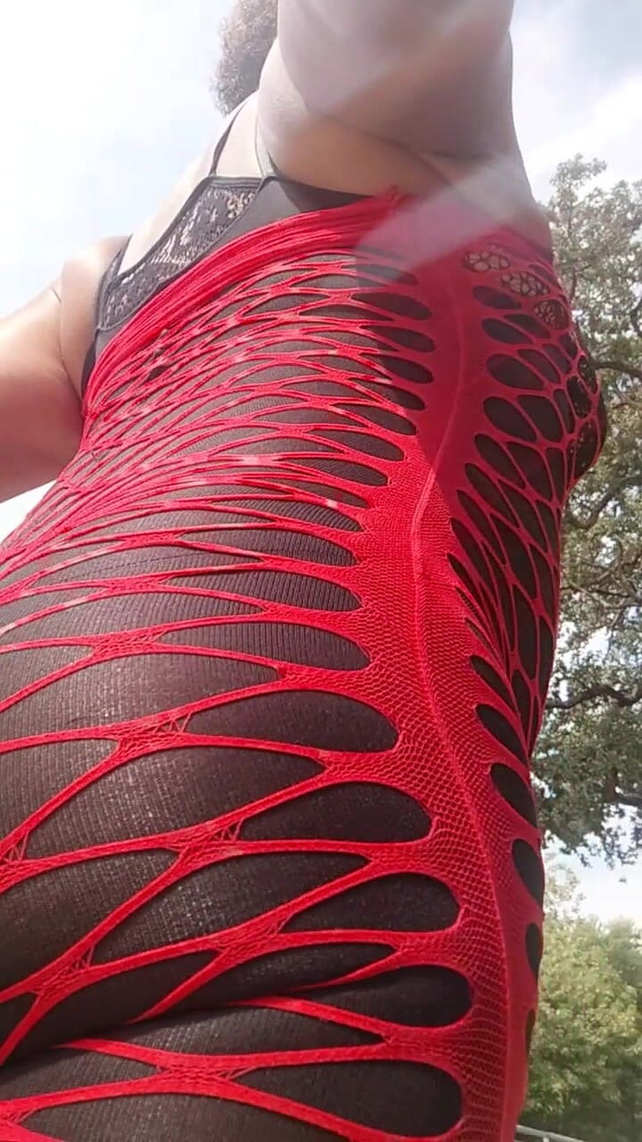 KNKY Bee: Knky Bee: Slo-mo Twerking em Red Nets Fora