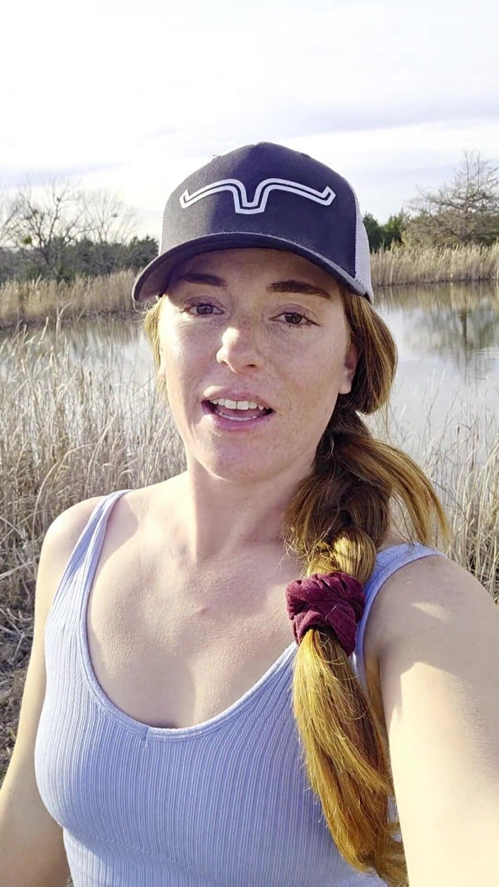 NaughtyRedFarmgirl: La rossa scopa il culo e la figa fuori in...