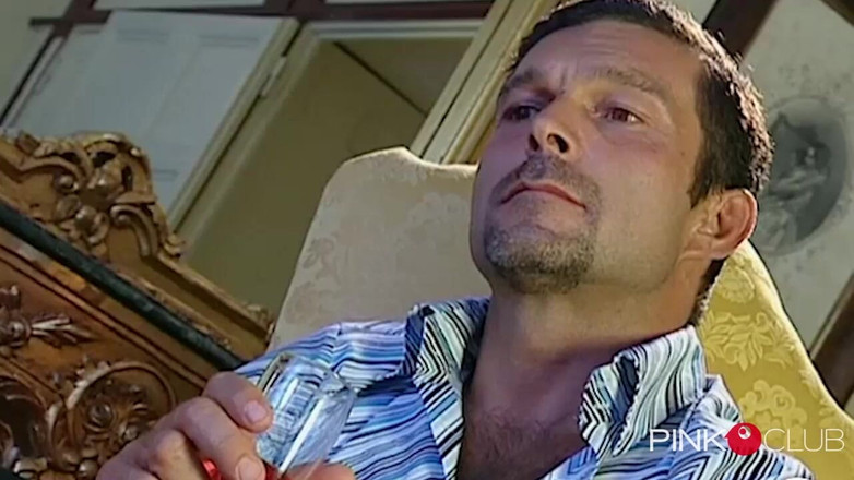 Pinko Club: De man kijkt toe hoe zijn vrouw haar minnaar likt...