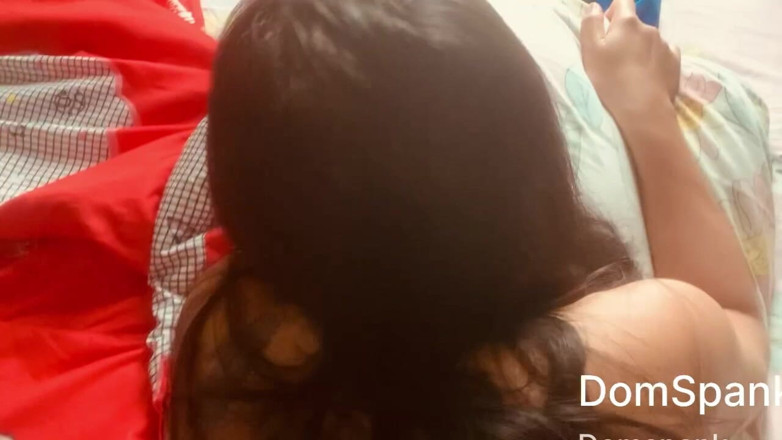 RealDomSpank: खूबसूरत एशियाई सुंदरी की कई स्थितियों में चुदाई होती है और वह विजेता की तरह मेरे लंड की सवारी करती है।