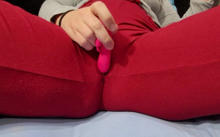 Sophie HelenAss: Ateşli kızın mastürbasyonu yapay penisiyle pantolonunu bulıyor!