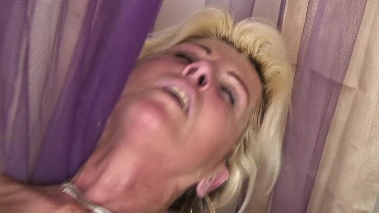 My Porn King: nadržená milfka se nemůže dočkat až do orgasmu