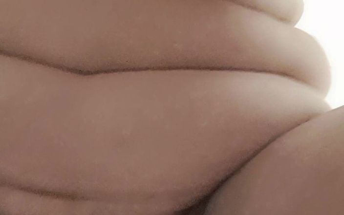 Mommy big hairy pussy: Le gode pénètre le vagin de la MILF