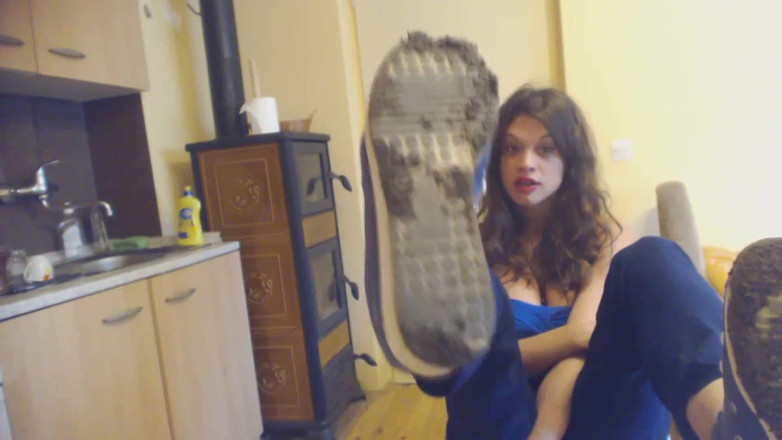 Foot Girls: Юная богиня хочет, чтобы ты подчистила ее грязные кроссовки