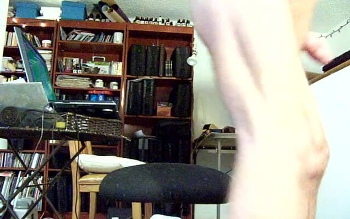 Hairyartist: Hairyartist- 饥渴的炫耀把他的毛茸茸的洞塞进去