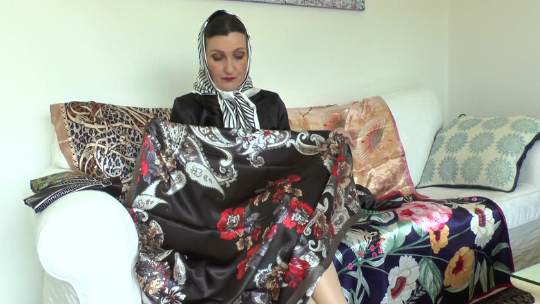 Lady Victoria Valente: Den saténové šátky! Výstřik po celé mé saténové šátce, Lady Victoria Valente