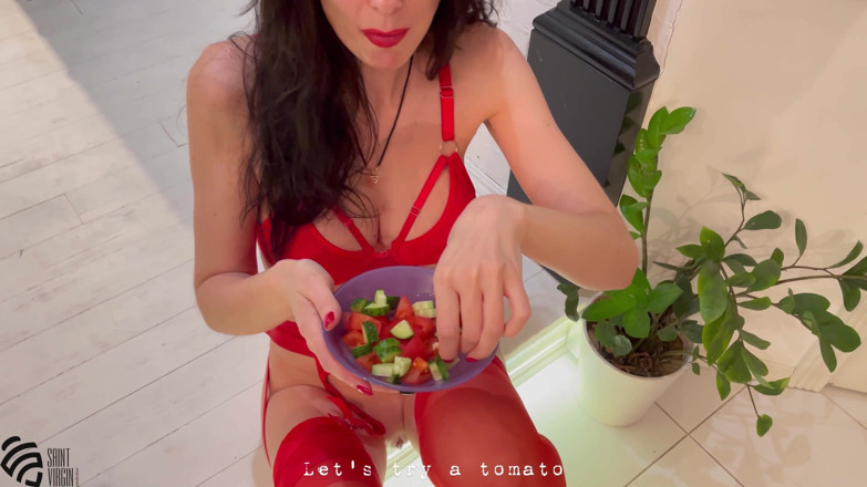 LizaVirgin: Ibu tiri memasak salad dan mengisinya dengan pancutan mani