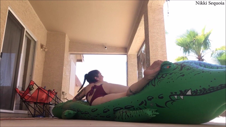 Nikki's Fetishes: Gator gonflable géant