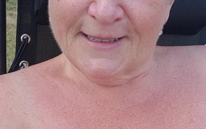 UK Joolz: उन खूबसूरत स्तनों को धूप में बाहर निकालना, जबकि मेरे बगीचे में बैठे हुए वयस्क काम के लिए मेरा अगला ब्लॉग लिख रहे हैं!