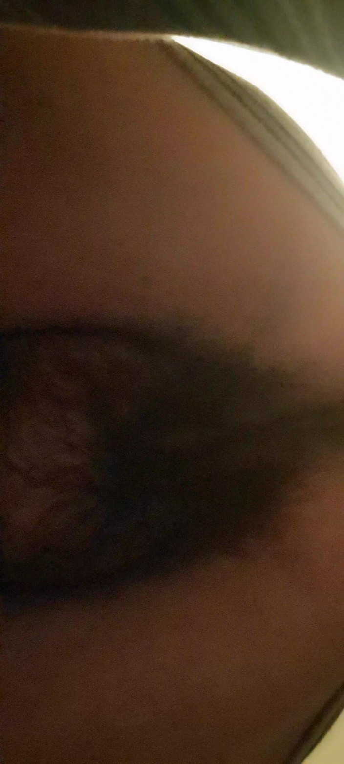 Mommy big hairy pussy: 彼女のお尻がどれだけ引き締まっているかを示す継母