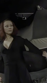 Exhibitionistisches Mädchen Masturbiert Zuerst Und Gibt Dann Einen Blowjob