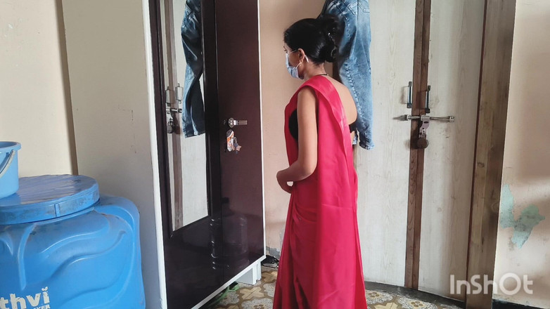 Desishycouple: देसी भाभी देवर के सामने कपड़े बदलते हुए।