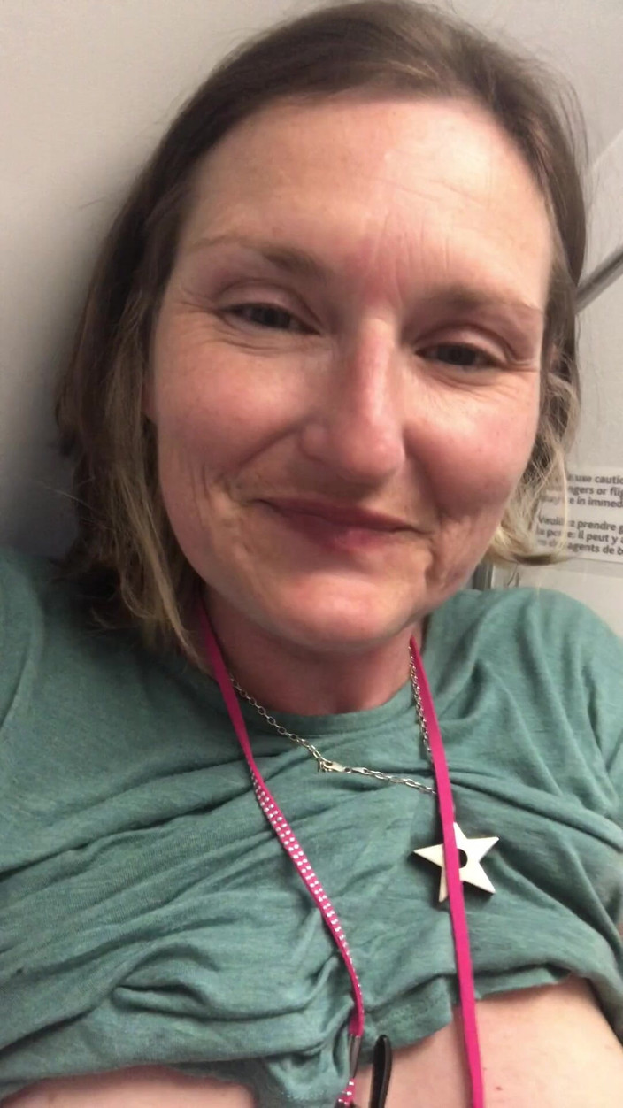 MistressWriggler: Enorme Meada En El Avión Después De Aguantarlo Durante 4 Horas!