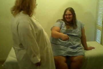 BBW nurse Vicki adventures with friends: นางพยาบาลวิคกี้ เจาะสิวที่ตูดของแองจี้