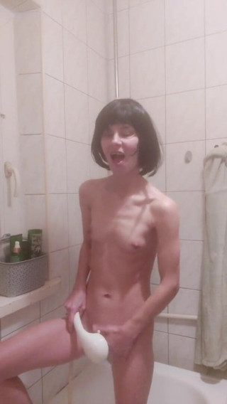 Wet Pussy Fuck: A Polish Teenager Masturbates in the Shower with Loud Orgasm