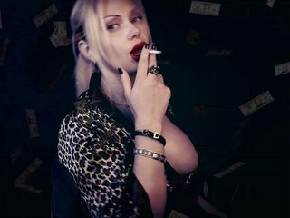 Goddess Misha Goldy: Sigara içme büyüleyici ve cüzdan boşaltma