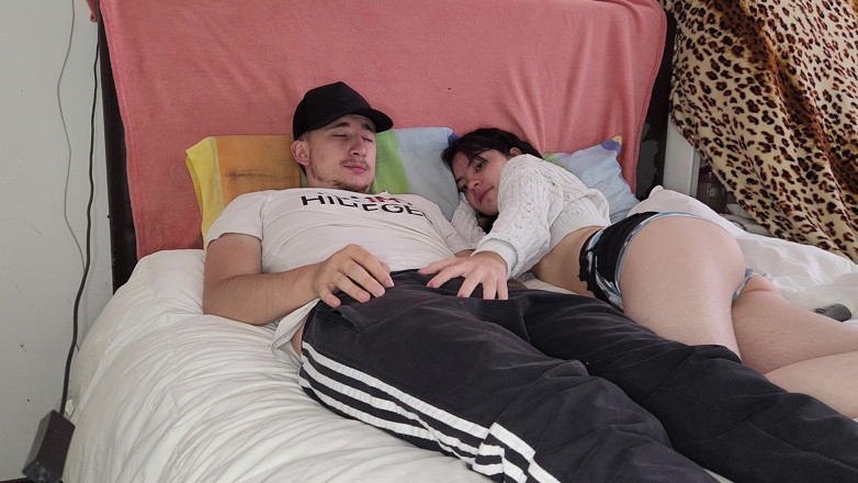 Jopy sex: His Niece Gets Into His Bed to Eat His Cock...