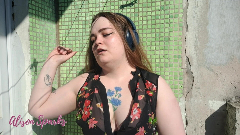 Alison Sparks: Belahan rokok mengusik di Balkoni