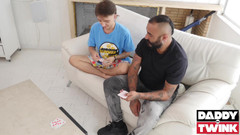 DaddyOnTwink: डैडीऑन्टविंक मासूम ट्विंक जेरेमी साल्वाटोरे की Damian Dark द्वारा चुदाई