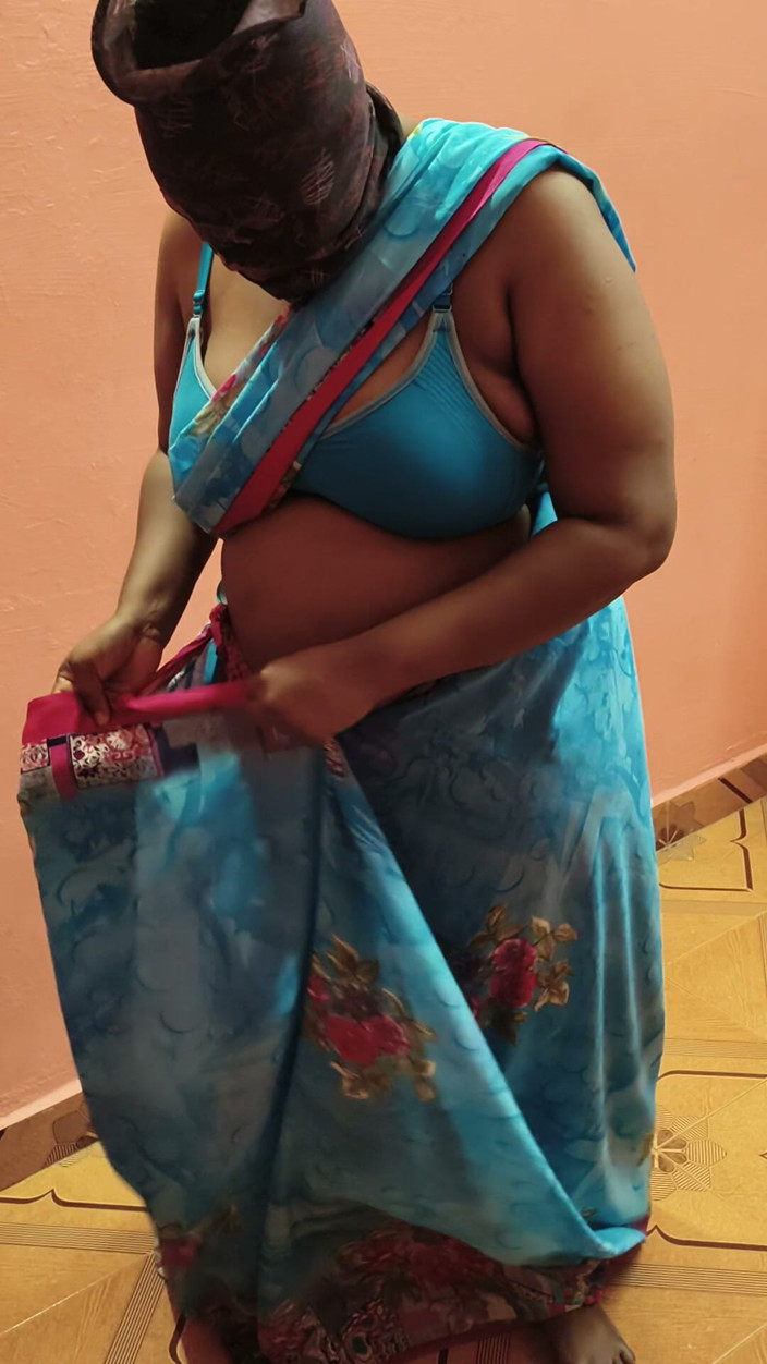 Jessika: Chubby Stepmom Hot Saree Changing