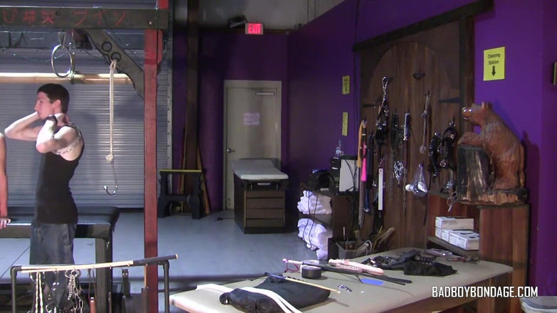 Bad boys bootcamp: Его первый раз сосет член