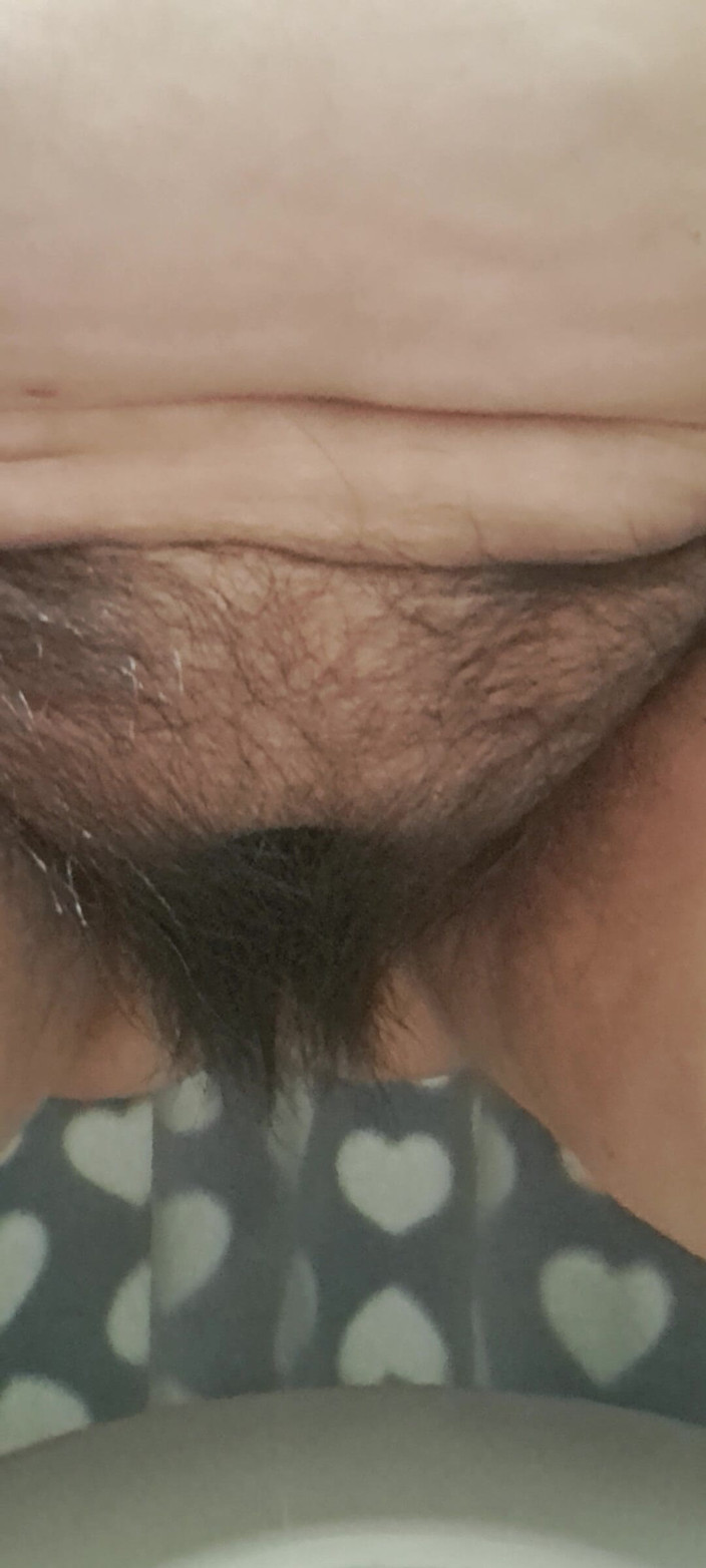 Mommy big hairy pussy: Am picura urina pe pizda ei de păr
