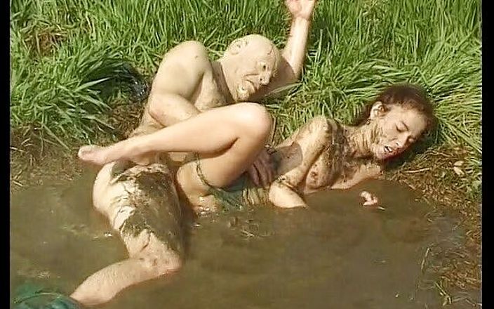 Horny Two really wet MILFs: 素晴らしいお尻を持つブルネットの赤ん坊が犯される泥の中でマスクされたmaledom