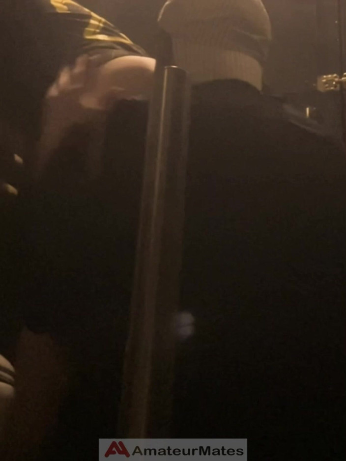 AmateurMates: Jules Berada Di Kelab Dan Disuruh Kembar Comel Ini Untuk...