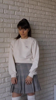Ładna 18-letnia dziewczyna naga pod spódnicą idzie na casting porno