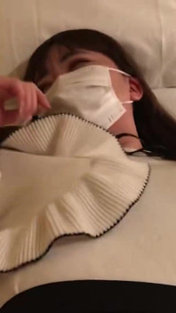 女仆咖啡馆秘密玩耍。苗条的美女在闭门前打破每一条规则时，无辜地微笑。