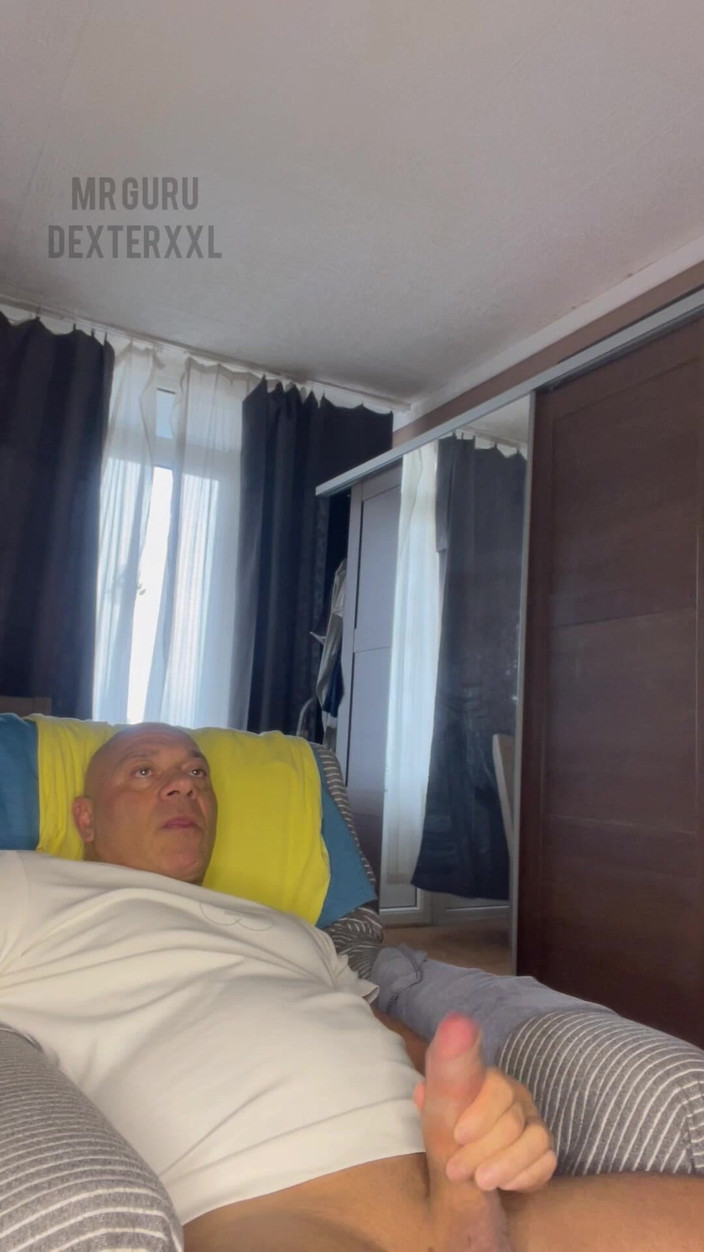 Mr. Guru: Kulturista Masturbuje pana Vemu Vemi Honil si