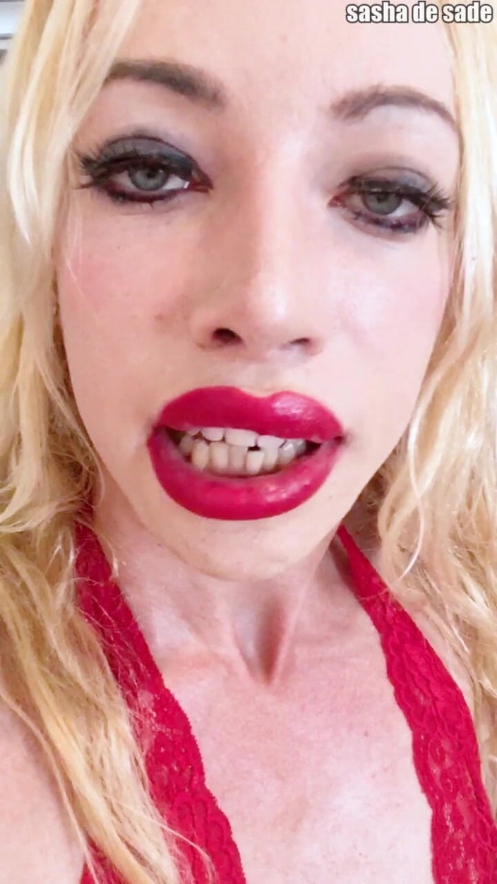 Sasha de Sade: Așa stau fete transsexuale excitate în baie